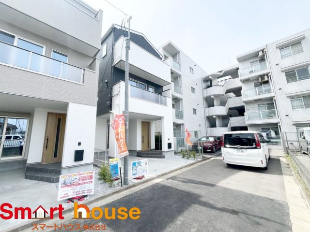 相模原市中央区小町通　新築2棟の前面道路含む現地写真|オシャレな外観は、人の目を引くだけではなく自慢したくなりますね！植木を置いたりアレンジは、自由です。自分の好みに仕上げましょう♪