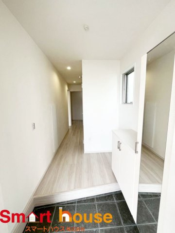 相模原市中央区小町通　新築2棟の玄関|上品な木目が美しい、家の顔となる玄関です♪シンプルな仕様なのでお花を飾るなど自分好みのレイアウトに！
