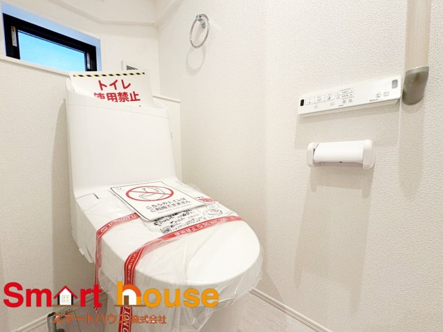 綾瀬市大上新築全2棟のトイレ|節水型でエコなトイレには今では当たり前のウォシュレット付き。換気機能も着いているので常に快適ですね♪