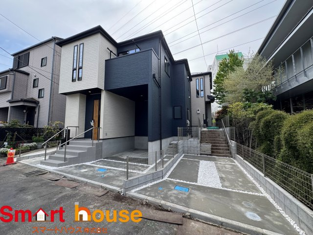 綾瀬市大上新築全2棟の前面道路含む現地写真|外壁が周囲の街並みと青空に生えるお洒落な仕上がり！高い建物のないエリアで、青い空が大きく感じますね。