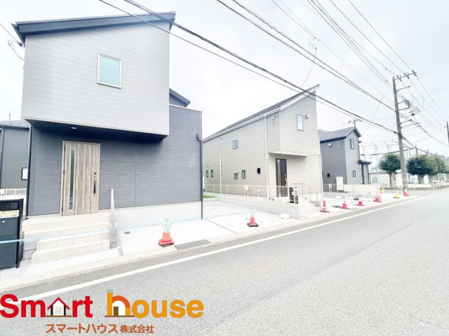 大和市上和田　新築最終2棟の収納|"キッチン横に収納があると普段使わないプレートなどスムーズに出し入れできます！
キッチンペーパーなどかさばる物を収納してスッキリしたキッチンに♪"
