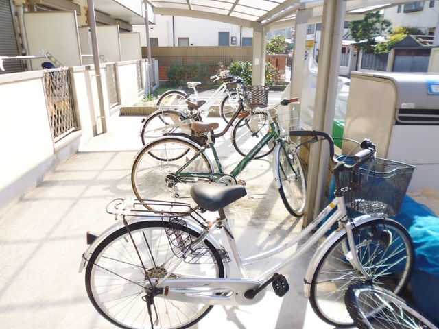 エスパースリュミエール赤羽西が丘のその他共用部分|屋根付きの駐輪場です