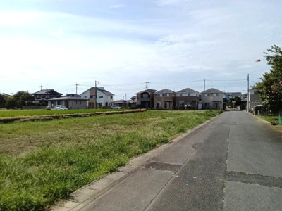 【前面道路含む現地写真】 | 【氷川町第２期　現地外観】
※令和８年８月時点