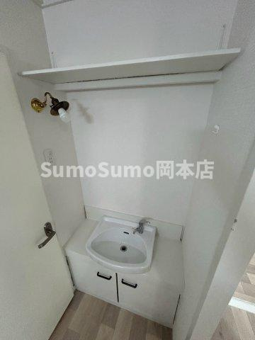 渦ケ森コーポ13号棟の洗面所|ゆったりとスペースのある洗面所