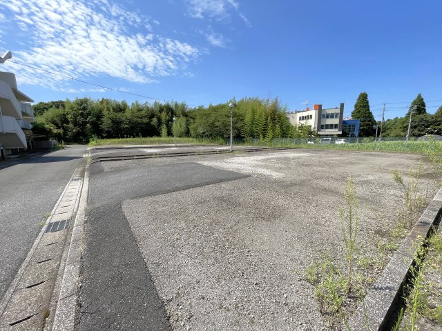 双葉八幡原コーポの駐車場