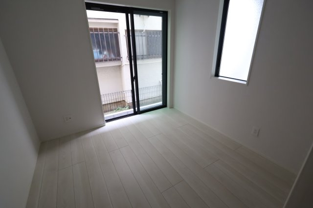 《仲介手数料無料》南区大谷場２丁目5-26新築一戸建てティアラの洋室|1階 5.25帖