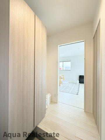 オール電化デザイナーズハウス高松市多肥上町建売⑬の玄関|収納もある玄関です　※同仕様の施工事例です。