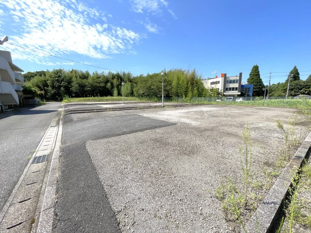 双葉八幡原コーポの駐車場