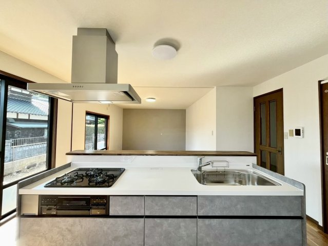 【キッチン】 | 仲介手数料無料！常盤小学校に通えるリフォーム済み中古住宅　宇部市西岐波 | 使い勝手の良いシステムキッチンで楽しくクッキング♪