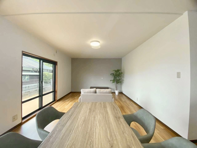 【居間・リビング】 | 仲介手数料無料！常盤小学校に通えるリフォーム済み中古住宅　宇部市西岐波 | ゆったりとしたリビングは家族の団らんがはずみますね♪