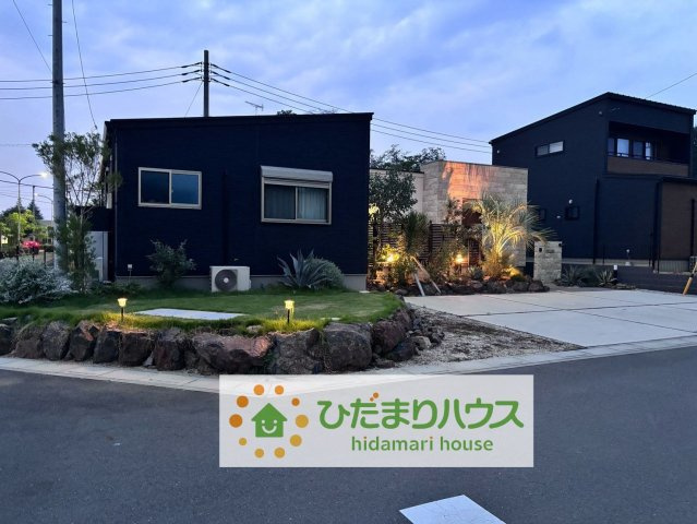 久喜市鷲宮６丁目　中古一戸建ての前面道路含む現地写真