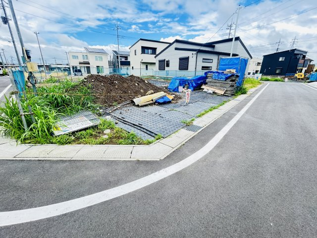 新築　前橋市青柳町　8号棟の駐車場|現地写真　駐車スペースは建物南側に並列2台分可能です！