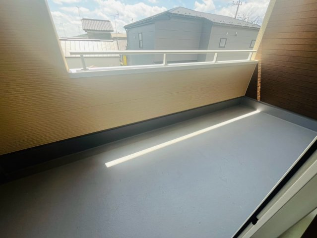 【Livele Garden】　栃木市岩舟町静和　第５　全2邸のバルコニー|〇１号棟　バルコニー〇
屋根付きのインナーバルコニーなら、急な雨でも安心♪共働きのご夫婦にもおすすめの間取りです（＾＾）
2026年8月撮影
