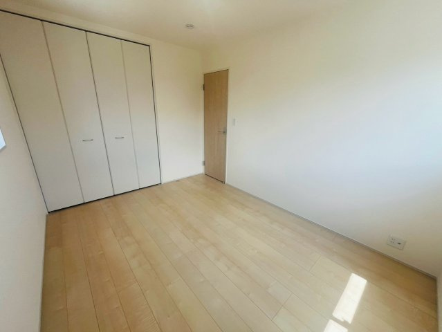 【Livele Garden】　栃木市岩舟町静和　第５　全2邸の洋室|〇１号棟　洋室　6帖〇
各居室に収納がございますので最大限お部屋を広く使うことができます♪
2026年8月撮影
