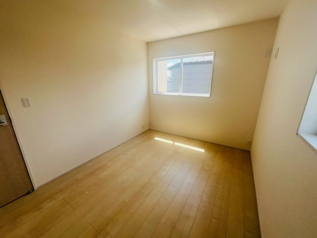 【Livele Garden】　栃木市岩舟町静和　第５　全2邸の洋室|〇１号棟　洋室　6帖〇
窓から明るい日差しが差し込みます♪
2026年8月撮影