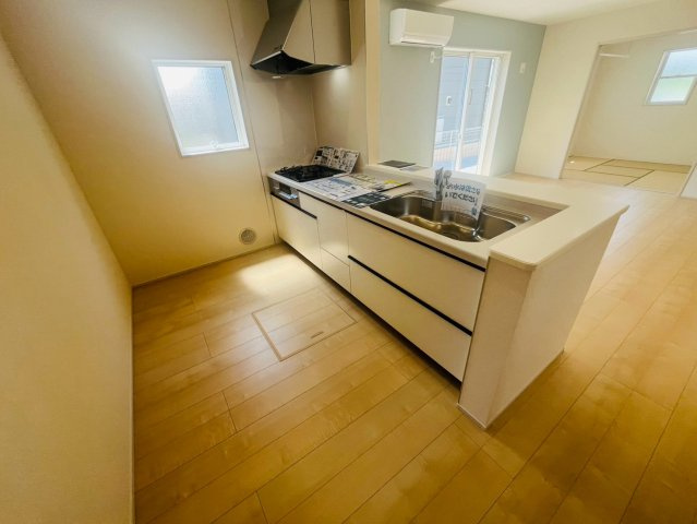 【Livele Garden】　栃木市岩舟町静和　第５　全2邸のキッチン|〇１号棟　キッチン〇
お料理をしながら、後片付けをしながら会話がはずむ対面キッチン♪リビングが見渡せるので小さいお子様がいても安心です（＾＾）
2026年8月撮影