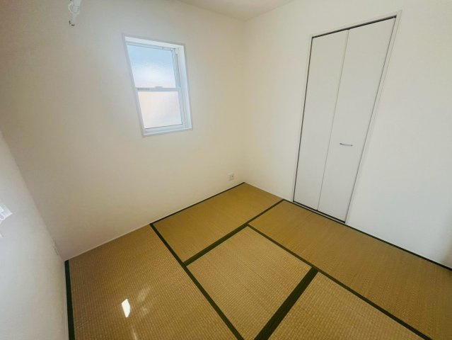 【Livele Garden】　栃木市岩舟町静和　第５　全2邸の和室|〇１号棟　和室　4.5帖〇
和室にも収納スペースがございます。来客用の座布団や季節家電をしまっておくことができます。
2026年8月撮影