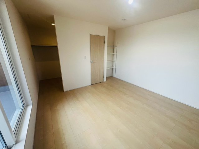 【Livele Garden】　栃木市岩舟町静和　第５　全2邸の洋室|〇１号棟　洋室　8帖〇
バルコニー面するウォークインクローゼット付き主寝室。大きな窓で２階居室にもしっかりと陽ざしが届いて明るい室内です♪
2026年8月撮影