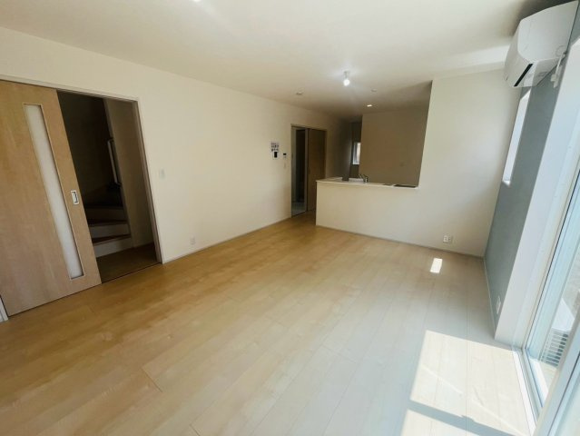 【Livele Garden】　栃木市岩舟町静和　第５　全2邸の居間・リビング|〇１号棟　リビング〇
落ち着きのある木目調のリビング。南面に窓がございますので太陽の光を反射し、室内を明るく保つことができます♪
2026年8月撮影