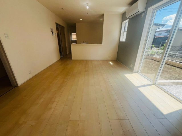 【Livele Garden】　栃木市岩舟町静和　第５　全2邸の居間・リビング|〇１号棟　リビング〇
南面には掃出し窓があり、明るいリビングです♪
2026年8月撮影