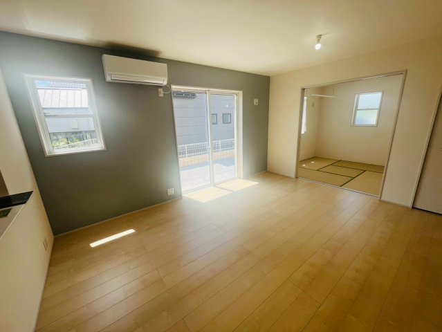 【Livele Garden】　栃木市岩舟町静和　第５　全2邸の居間・リビング|〇１号棟　リビング〇
明るいリビング。続き間の和室と合わせると更に開放的な空間が広がります♪
2026年8月撮影
