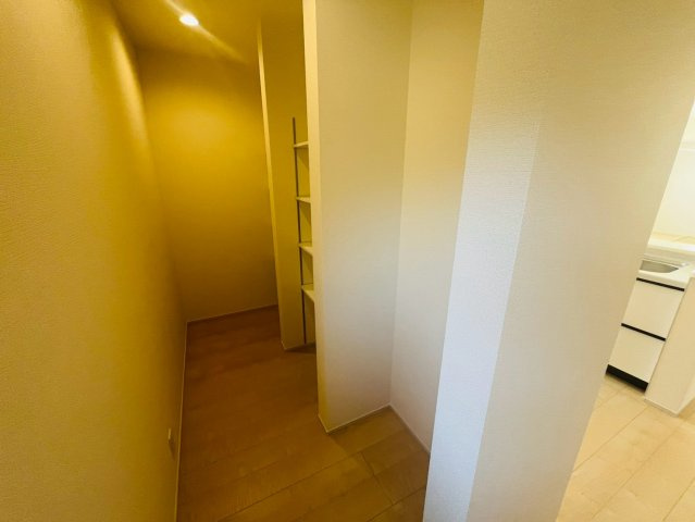 【Livele Garden】　栃木市岩舟町静和　第５　全2邸の収納|〇１号棟　パントリー〇
パントリー付き！食器はもちろん、日用品、消耗品、備蓄用の非常食などいろいろと収納できます♪
2026年8月撮影