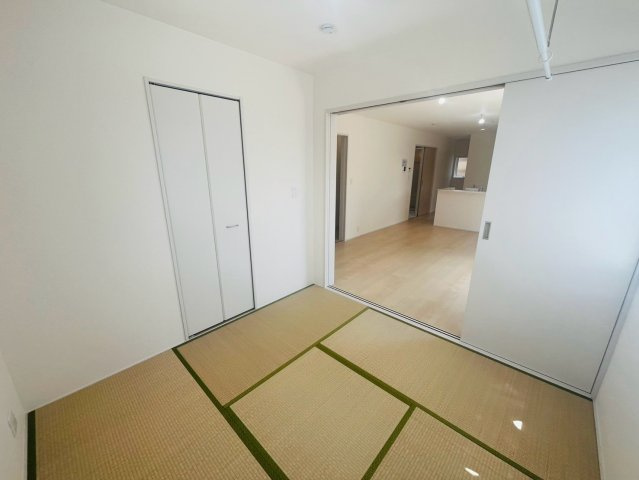 【Livele Garden】　栃木市岩舟町静和　第５　全2邸の和室|〇１号棟　和室　4.5帖〇
リビングと続き間の和室です。お子様のお昼寝スペースとしてもご活用いただけます♪リビングにいながらお子様の様子を見守ることができます（＾＾）
2026年8月撮影