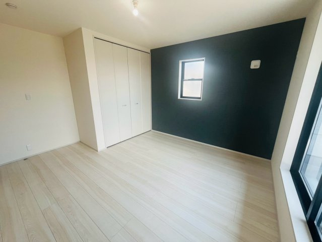 【Livele Garden】　栃木市岩舟町静和　第５　全2邸の洋室|〇１号棟　洋室　8帖〇
アクセントクロスがお洒落な主寝室。クローゼット付きで大切なお洋服もしっかり収納できます♪
2026年8月撮影