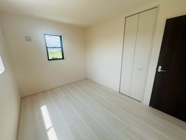 【Livele Garden】　栃木市岩舟町静和　第５　全2邸の洋室|〇２号棟　洋室　6帖〇
各居室に収納がございますので最大限お部屋を広く使うことができます♪
2026年8月撮影