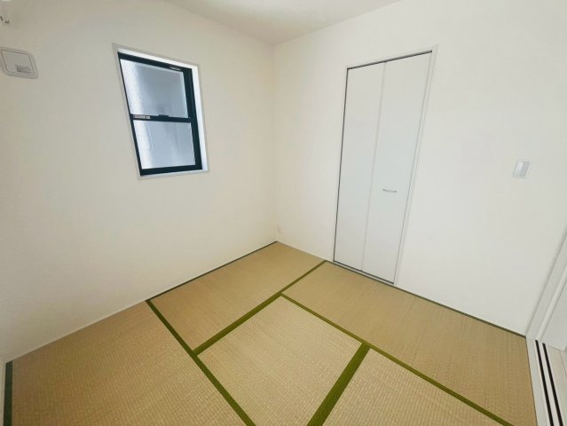 【Livele Garden】　栃木市岩舟町静和　第５　全2邸の和室|〇２号棟　和室　4.5帖〇
和室にも収納スペースがございます。来客用の座布団や季節家電をしまっておくことができます。
2026年8月撮影