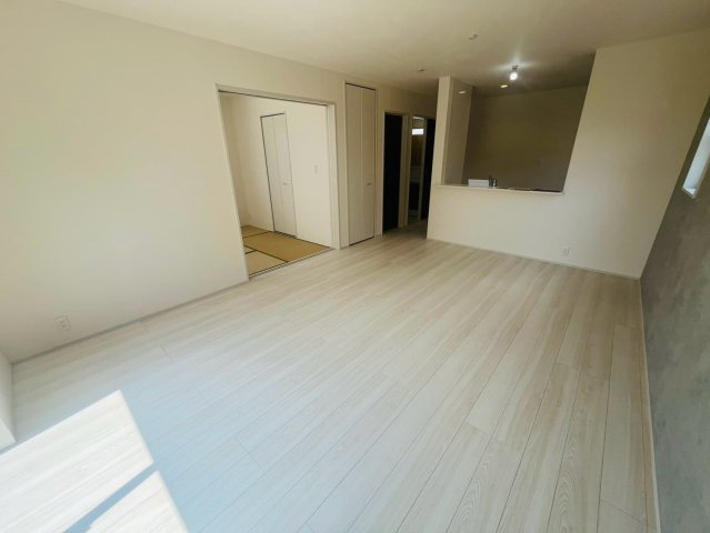 【Livele Garden】　栃木市岩舟町静和　第５　全2邸の居間・リビング|〇２号棟　リビング〇
明るいリビング。続き間の和室と合わせると更に開放的な空間が広がります♪
2026年8月撮影