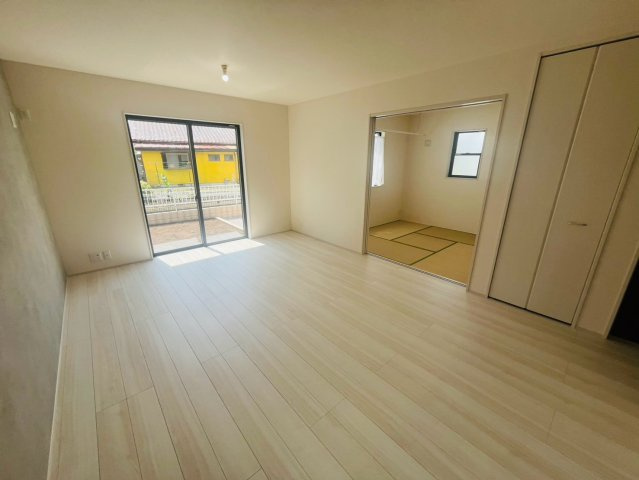 【Livele Garden】　栃木市岩舟町静和　第５　全2邸の居間・リビング|〇２号棟　リビング〇
爽やかなホワイトで統一されたリビングは光を反射し、明るい空間を作り出します。
2026年8月撮影