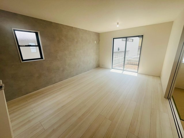 【Livele Garden】　栃木市岩舟町静和　第５　全2邸の居間・リビング|〇２号棟　リビング〇
南面には掃出し窓があり、明るいリビング♪アクセントクロスで華やかさを演出します（＾＾）
2026年8月撮影