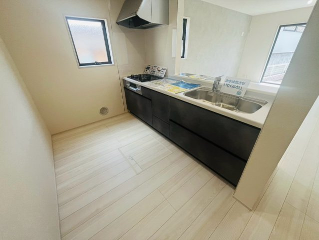 【Livele Garden】　栃木市岩舟町静和　第５　全2邸のキッチン|〇２号棟　キッチン〇
自然光で明るい対面キッチン♪広々しているので、ご夫婦で会話を楽しみながらお料理をすることができます。
2026年8月撮影