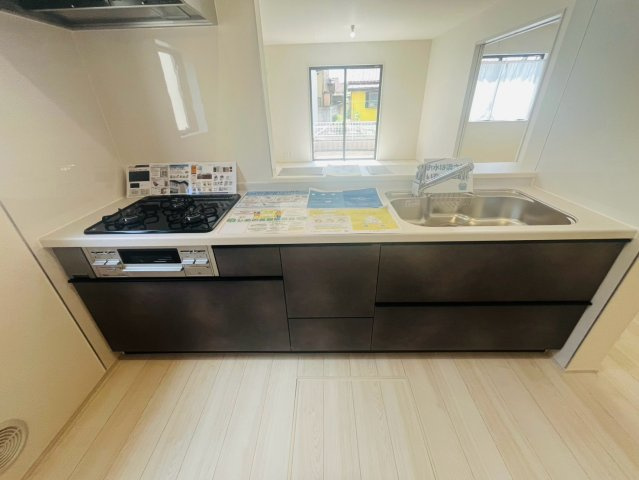 【Livele Garden】　栃木市岩舟町静和　第５　全2邸のキッチン|〇２号棟　キッチン〇
収納豊富なキッチン♪大容量スライド収納と床下収納完備で食器や保存食などを保管しておくことができます（＾＾）
2026年8月撮影