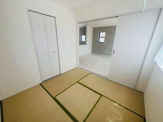 【Livele Garden】　栃木市岩舟町静和　第５　全2邸の和室|〇２号棟　和室　4.5帖〇
リビングと続き間の和室です。お子様のお昼寝スペースとしてもご活用いただけます♪リビングにいながらお子様の様子を見守ることができます（＾＾）
2026年8月撮影