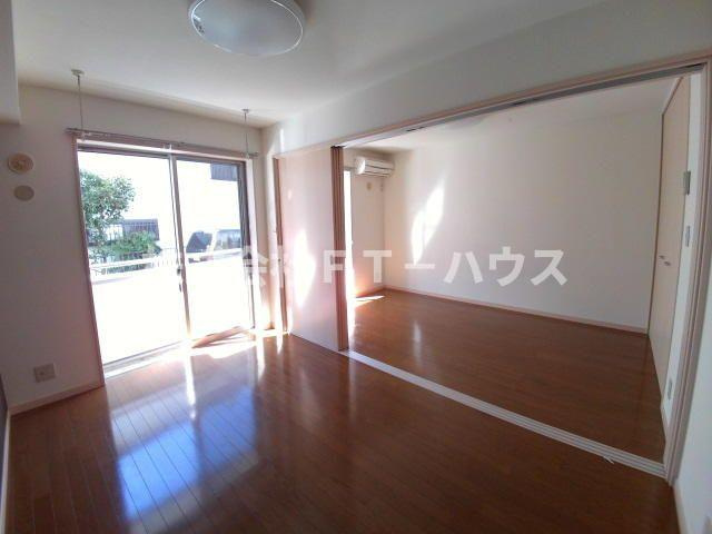 パールパティオの居間・リビング