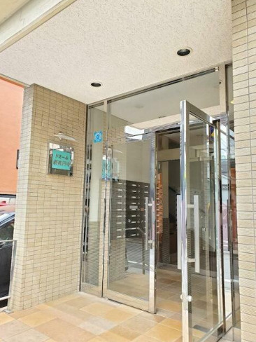 杉並区高円寺南３丁目の賃貸マンションのエントランス