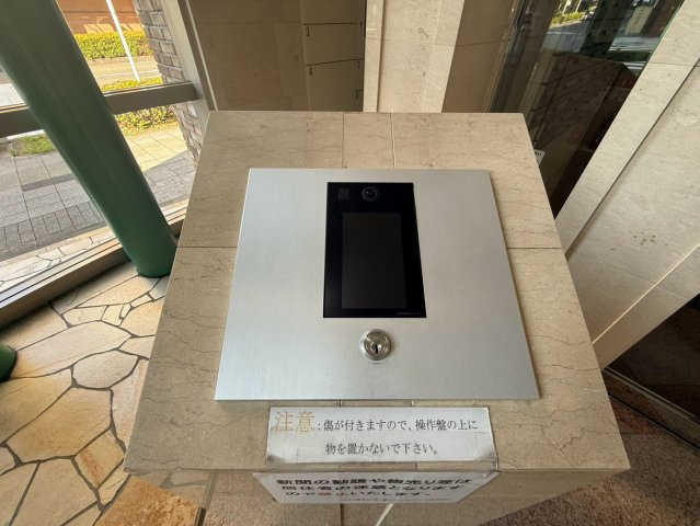 プラハ横浜センター南ステーションアリーナのその他共用部分|来訪者を確認してから建物内へ案内できるオートロックシステムを採用。マンション選びで気になる防犯面にも配慮され、毎日の暮らしに安心感をプラスします。
