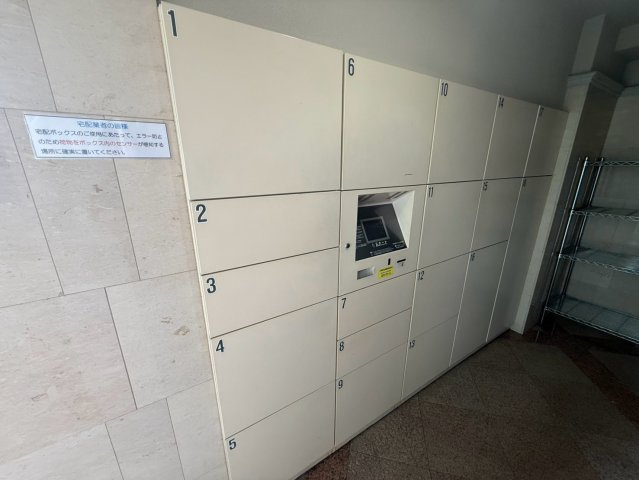 プラハ横浜センター南ステーションアリーナの設備|不在時でも荷物を受け取れる宅配ボックスを設置。ネットショッピングを利用する機会が多いご家庭や、日中留守になりがちな方にも嬉しい便利な共用設備です。
