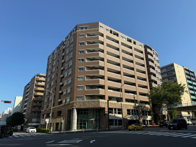 プラハ横浜センター南ステーションアリーナの外観|ブラウンを基調とした重厚感のあるタイル貼りの外観。存在感のある建物デザインと整った街並みが調和し、駅近でありながら落ち着いた住環境を感じさせるマンションです。