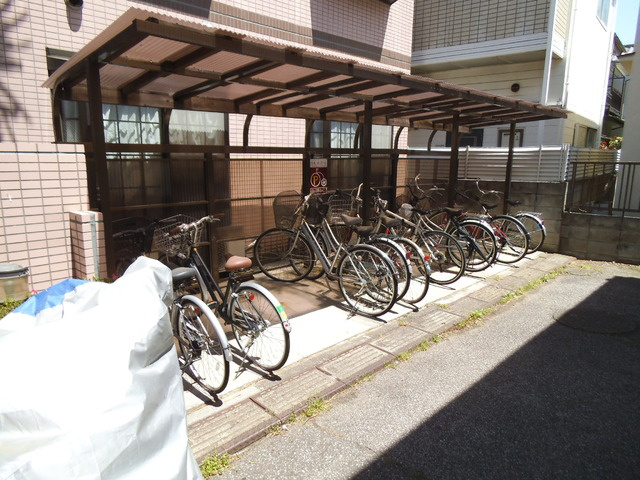 アクト・ワンの駐車場|広々屋根付きの駐輪場です！