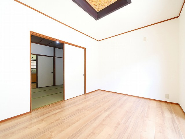 南紀寺戸建の寝室|開放的な寝室です