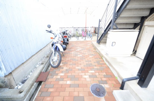 レオパレスウグイスのエントランス