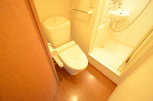 温水洗浄便座付きのトイレです♪