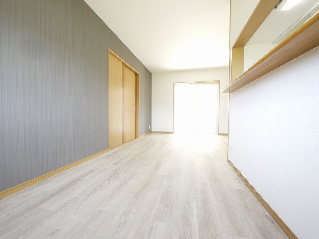 南六条町　戸建の居間・リビング|こちらのリビングで趣味の時間をお楽しみください