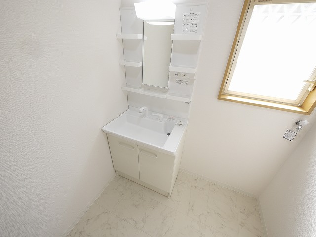 南六条町　戸建の独立洗面台