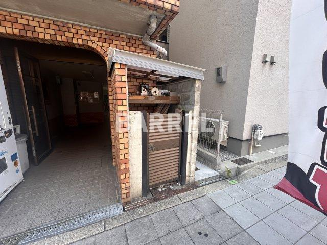 ハイツ上新第五小松のエントランス