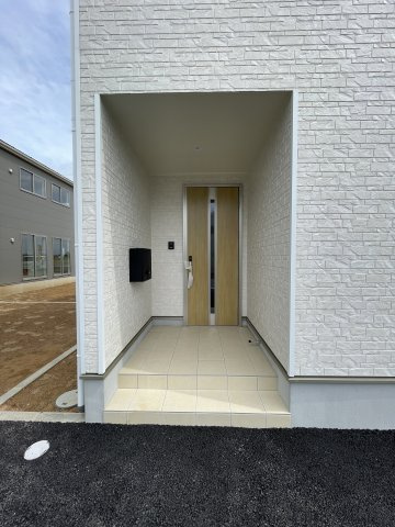 新築戸建・新築建売　矢吹町八幡町　善郷小・矢吹中の玄関|玄関ポーチが広いので雨の日でも焦ることなく開錠や施錠ができます！