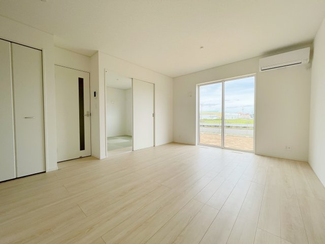 新築戸建・新築建売　矢吹町八幡町　善郷小・矢吹中の居間・リビング|15.8帖のLDKは明るく気持ちの良い家族団らんスペースです！
